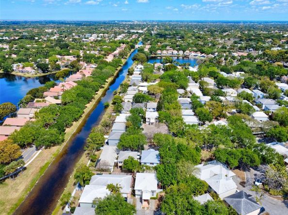9900 NW 2nd Ct, Plantation FL 33324