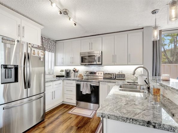 9900 NW 2nd Ct, Plantation FL 33324