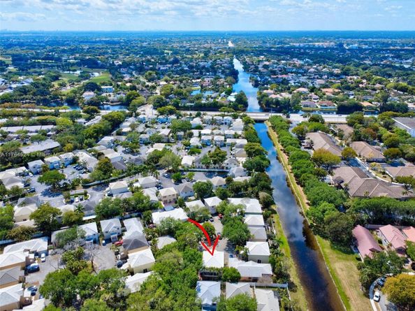 9900 NW 2nd Ct, Plantation FL 33324