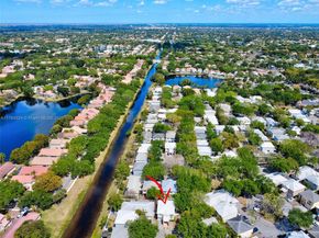 9900 NW 2nd Ct, Plantation FL 33324