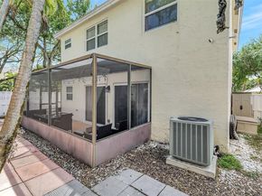 9900 NW 2nd Ct, Plantation FL 33324
