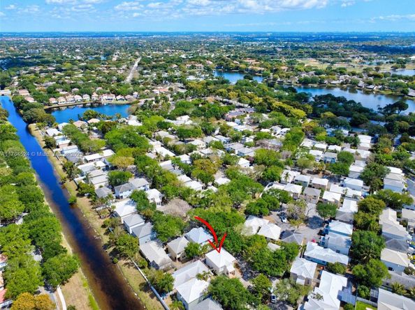 9900 NW 2nd Ct, Plantation FL 33324