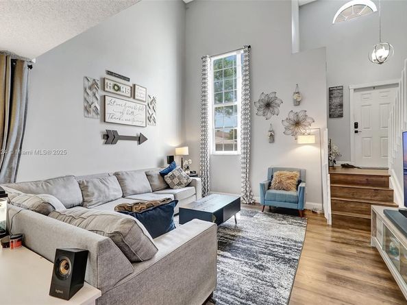 9900 NW 2nd Ct, Plantation FL 33324