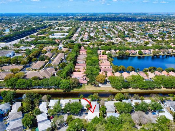 9900 NW 2nd Ct, Plantation FL 33324