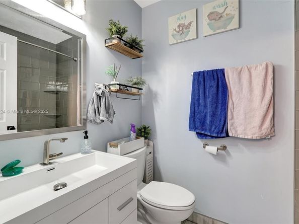 9900 NW 2nd Ct, Plantation FL 33324