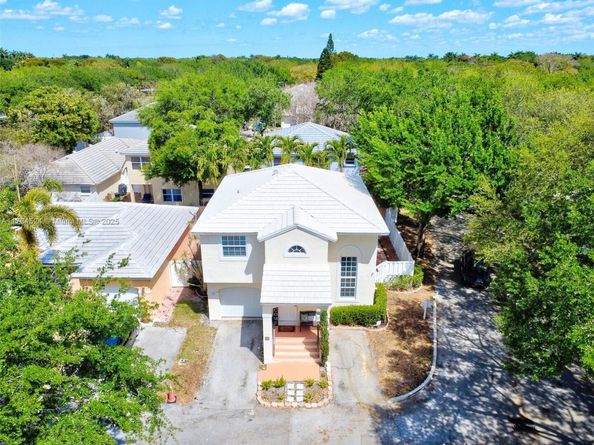 9900 NW 2nd Ct, Plantation FL 33324
