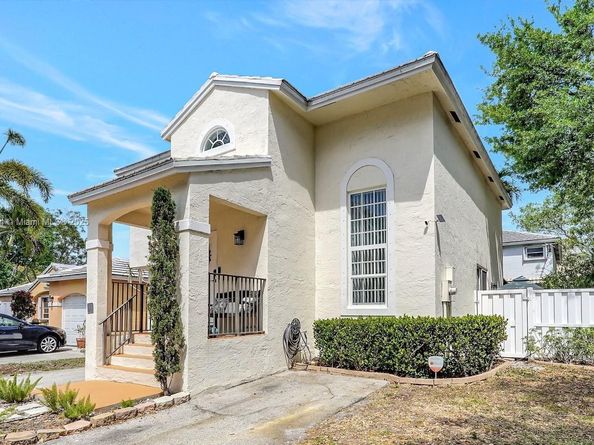 9900 NW 2nd Ct, Plantation FL 33324