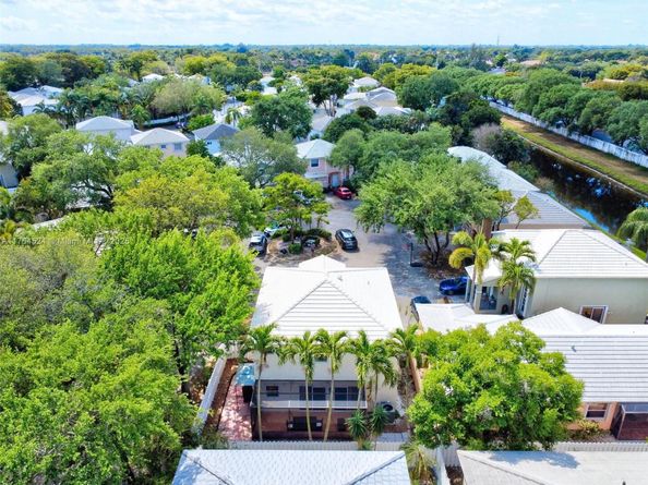 9900 NW 2nd Ct, Plantation FL 33324