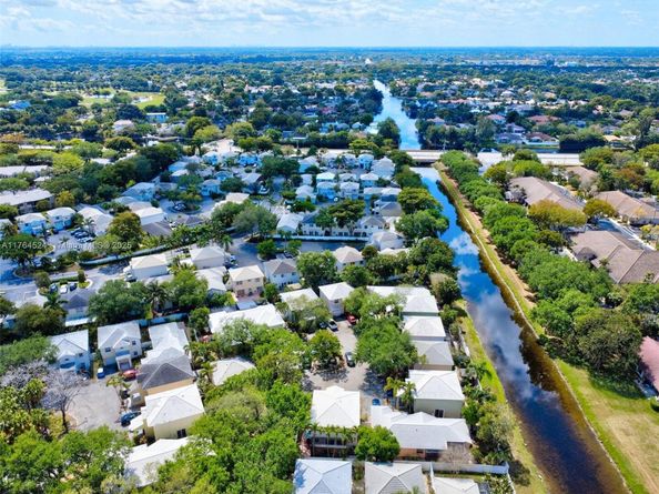 9900 NW 2nd Ct, Plantation FL 33324