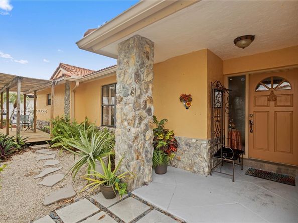 15824 Cotswold Ct, Davie FL 33331