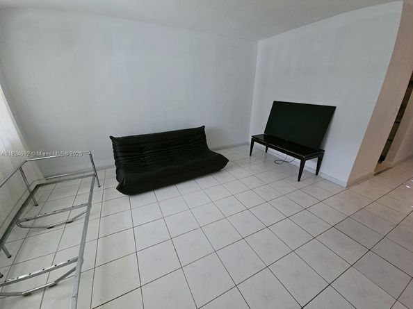 419 Golden Isles Dr 105, Hallandale Beach FL 33009