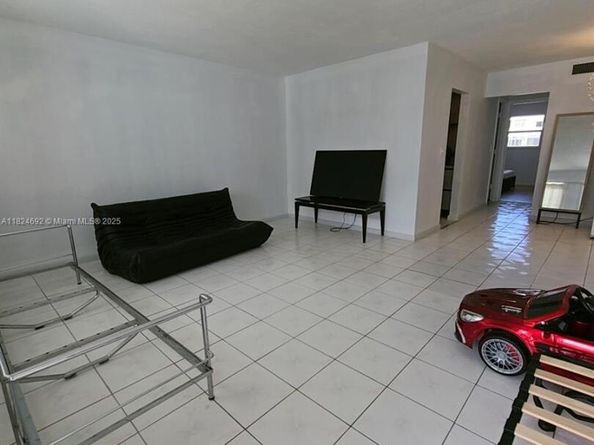 419 Golden Isles Dr 105, Hallandale Beach FL 33009