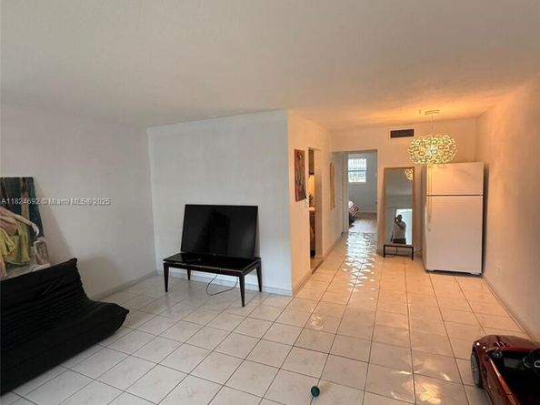 419 Golden Isles Dr 105, Hallandale Beach FL 33009
