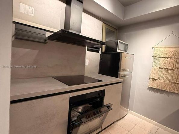 419 Golden Isles Dr 105, Hallandale Beach FL 33009