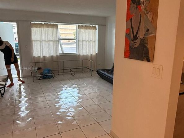 419 Golden Isles Dr 105, Hallandale Beach FL 33009