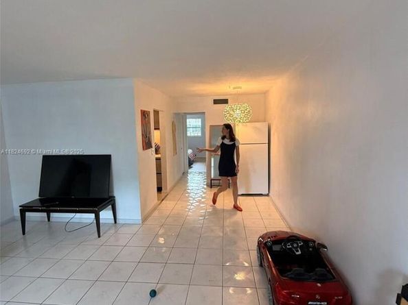 419 Golden Isles Dr 105, Hallandale Beach FL 33009