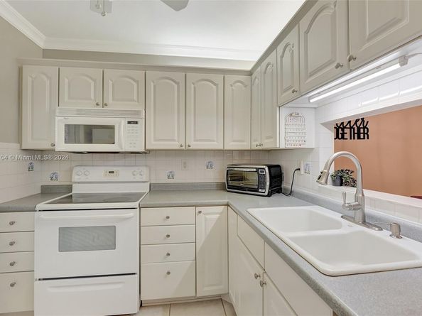 5000 NW 36th St 609, Lauderdale Lakes FL 33319