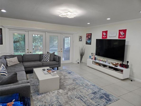 295 Jacaranda Dr 20, Plantation FL 33324