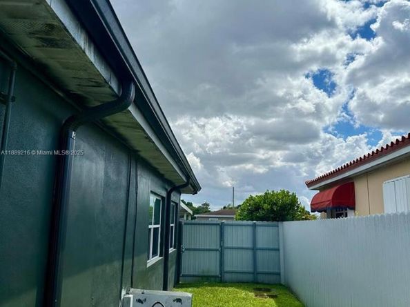 651 E 38th St, Hialeah FL 33013