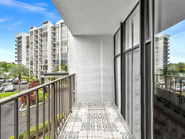 1000 Parkview Dr 329, Hallandale Beach FL 33009