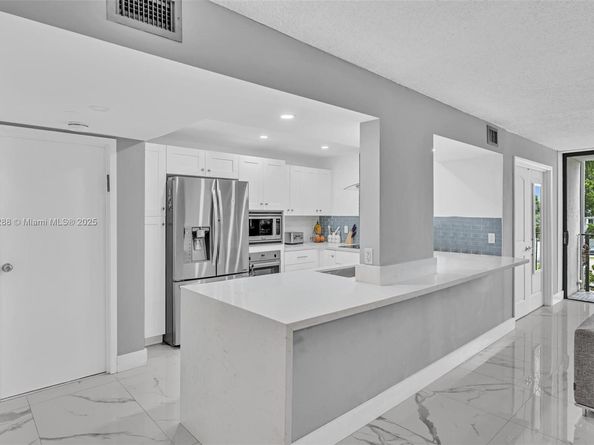 1000 Parkview Dr 329, Hallandale Beach FL 33009