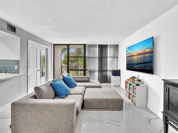 1000 Parkview Dr 329, Hallandale Beach FL 33009