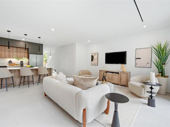 2982 SW 2nd St, Miami FL 33135