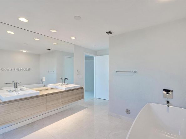 17301 Biscayne Blvd 708, North Miami Beach FL 33160