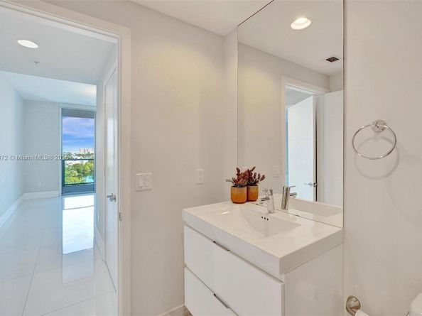 17301 Biscayne Blvd 708, North Miami Beach FL 33160