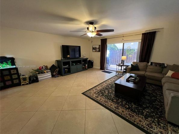 11579 NW 2nd St, Plantation FL 33325