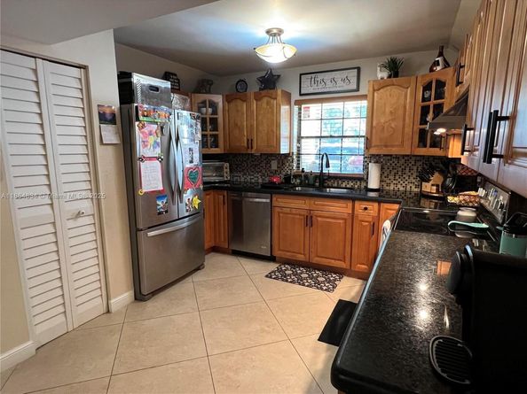 11579 NW 2nd St, Plantation FL 33325