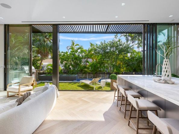 536 W 51st St, Miami Beach FL 33140