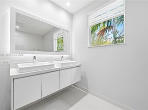 10530 NW 63rd Ter, Doral FL 33178