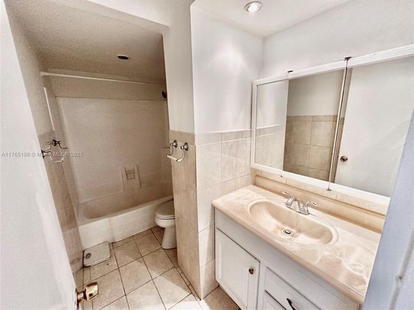 2350 NE 135th St 1101, North Miami FL 33181