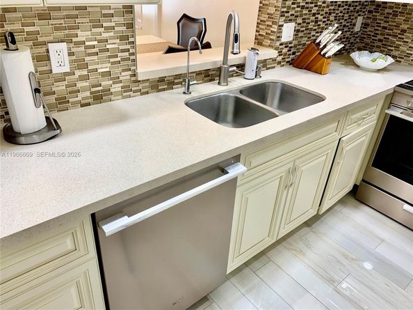 619 NE 14th Ave 301, Hallandale Beach FL 33009