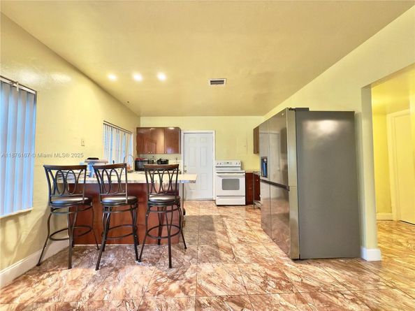 1195 NW 48th St, Miami FL 33127