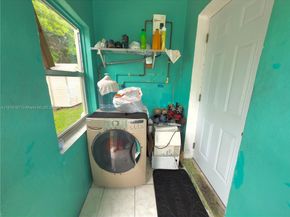 1195 NW 48th St, Miami FL 33127