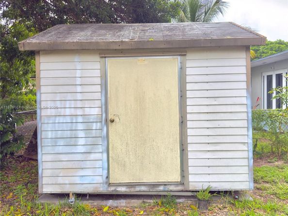 1195 NW 48th St, Miami FL 33127