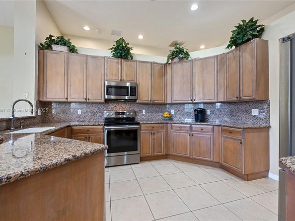 109 SW 128th Ave, Plantation FL 33325