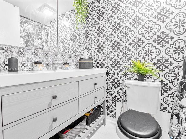 1890 W 56th St 1411, Hialeah FL 33012