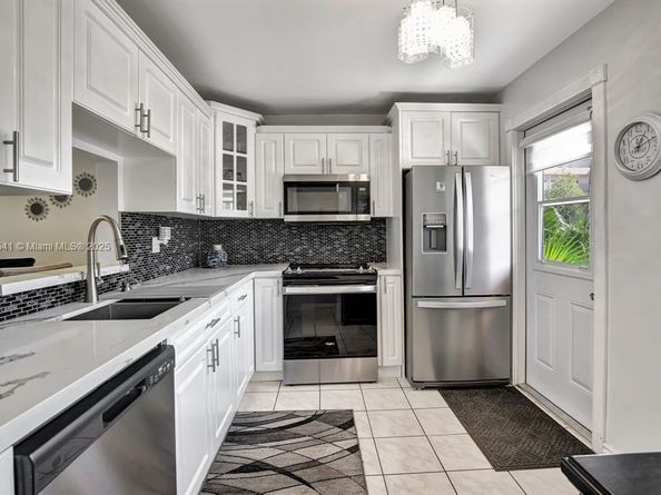 219 NE 14th Ave 107, Hallandale Beach FL 33009