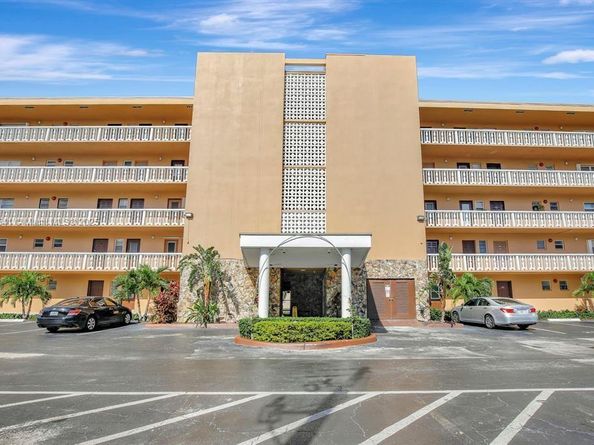 219 NE 14th Ave 107, Hallandale Beach FL 33009