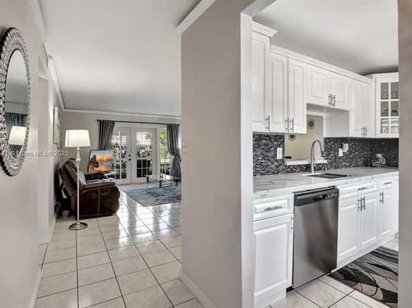 219 NE 14th Ave 107, Hallandale Beach FL 33009