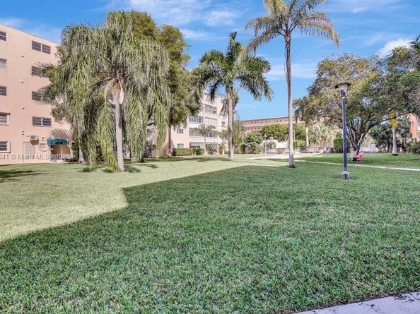 219 NE 14th Ave 107, Hallandale Beach FL 33009