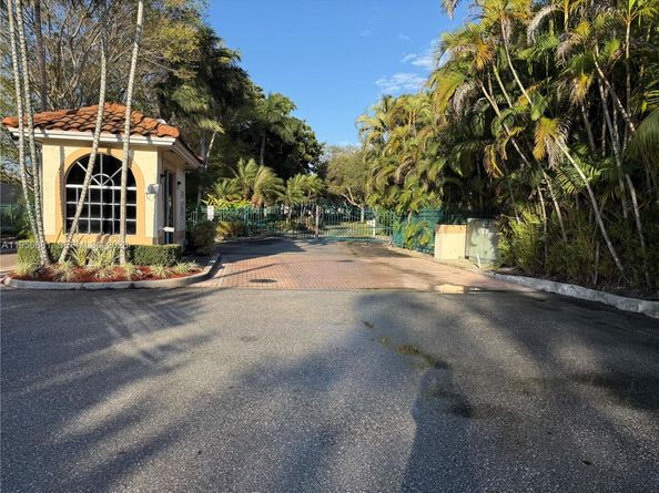 712 W Palm Aire Dr, Pompano Beach FL 33069