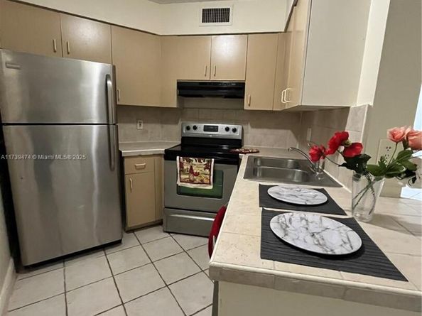 210 Lake Pointe Dr 107, Oakland Park FL 33309