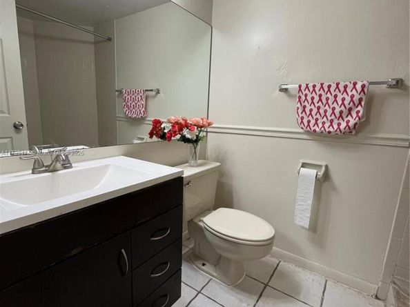 210 Lake Pointe Dr 107, Oakland Park FL 33309