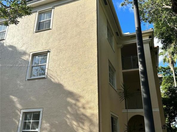 2564 Centergate Dr 208, Miramar FL 33025