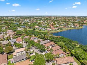1077 NW 170th Ave, Pembroke Pines FL 33028