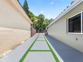 1077 NW 170th Ave, Pembroke Pines FL 33028